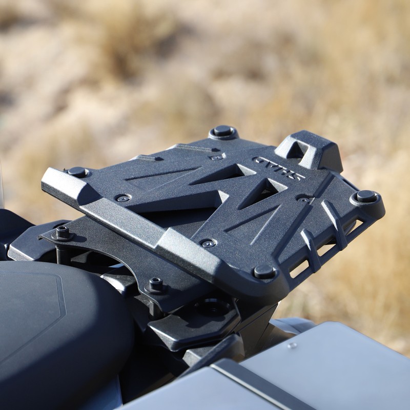 Base de aluminio negro para baules SHAD Terra Black (incluye tornillos)