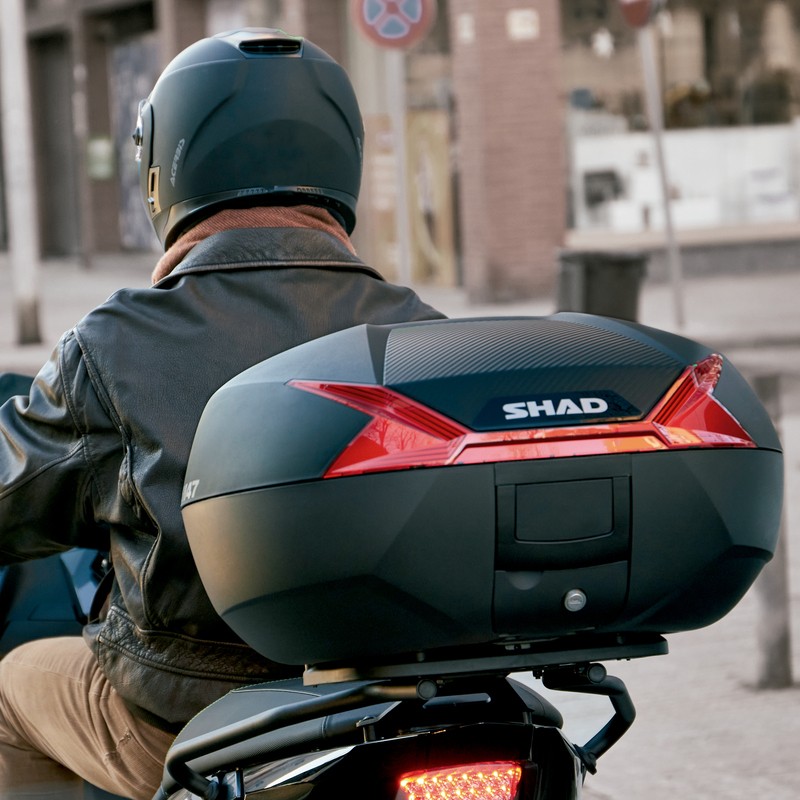 Baúl SHAD SH47 con catadióptrico rojo