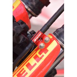 Abrazadera latiguillo de freno delantero SCAR - Rojo 2