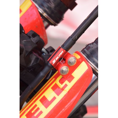 Abrazadera latiguillo de freno delantero SCAR - Rojo