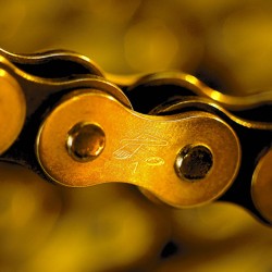 Cadena Renthal 520R1 con 114 eslabones negro/oro 2